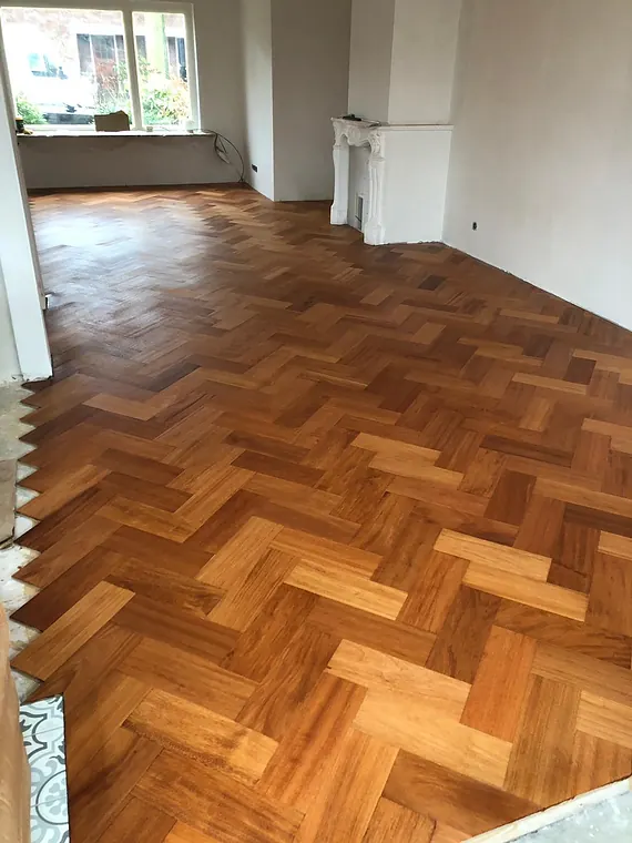 Warme houten parket-visgraatvloer in een statig klassiek herenhuis